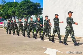 新兵的入伍体验，你觉得一个字说得清吗？图片