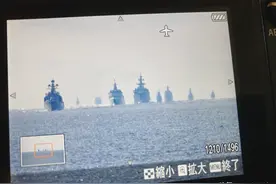 中俄联合舰队列阵横穿海峡，055大驱撑起门面，日本人感到压迫感图片