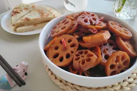 如此简单的莲藕做法，却好吃到一盘子都不够，这也太下饭了吧图片