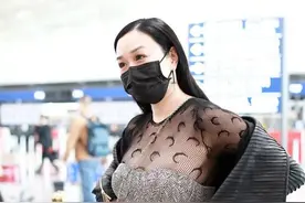 钟丽缇这回造型太成功，穿皮衣配抹胸内搭，显瘦不说还高级图片