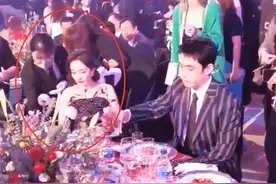 芭莎慈善夜内场曝光，杨幂坐主桌连开两瓶酒，前菜无人动筷太尴尬图片