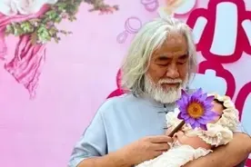 68岁张纪中女儿满月宴照片曝光！全家古风造型，妻子白裙似仙女图片