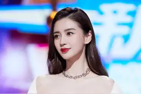杨颖美貌名不虚传，穿格子拼接裙秀"漫画腿"，站C位稳赢虞书欣图片