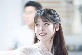 IU李知恩出席品牌活动宣传照，长发薄纱裙造型真是太仙太美了图片