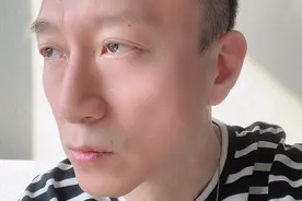 又瘦了！50岁孙红雷自拍撞脸陈冠希，网友：瘦得眼都大成黄磊了图片