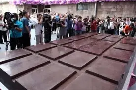 世界上最大的巧克力，比一个小孩子还高，见过的都为之震撼图片