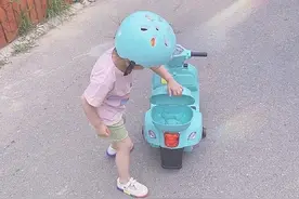 孙怡晒女儿萌照，3岁大福骑着心爱的小摩托车，画面软萌可爱图片
