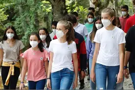 西班牙索菲亚公主比姐姐敢穿！同穿T恤牛仔裤，妹妹破洞裤抢镜啦图片
