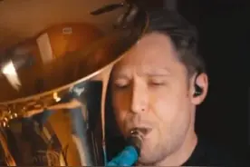 超级厉害的用萨克斯笛头吹大号！演奏的音色还很好听！真正的大佬图片