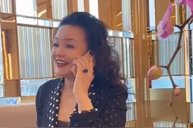 大s婆婆罕晒与大s互动，穿西装肚腩抢镜，两人长相神似如亲母女图片
