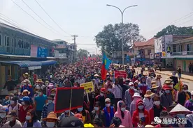 缅甸克耶邦多支武装组织全副武装，为示威民众提供保护图片
