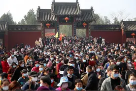 数十万人打卡“最牛庙会”，大妈带着干粮排队，香炉前堆满钞票图片