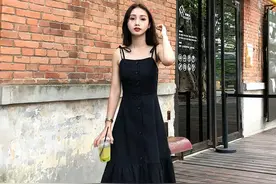 据说每个女孩子衣柜都少不了的小黑裙，你拥有了吗图片
