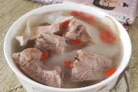 为什么排骨焯水后会又腥又柴？大厨：用错了“水”，不腥才怪呢图片