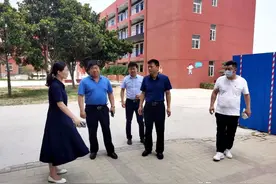 洛龙区政协副主席崔清孝一行到洛阳市洛龙区第二实验小学指导调研图片