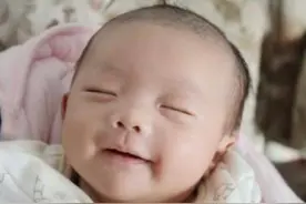 宝宝睡觉咧嘴笑，可是个好现象，家长们也跟着“偷乐”去吧图片