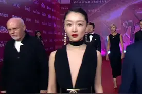 金爵奖红毯女星比美：周冬雨深V裙开至肚脐，陈都灵宛如在逃公主图片