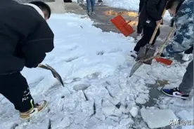 扫雪除冰，白城医高专青年志愿者冲在第一线图片