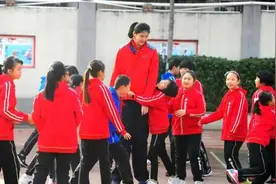 2米26！13岁女孩身高赶上姚明！男同学：长了6年还没她一年级时高图片