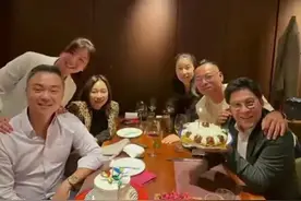 霍启刚郭晶晶参加富豪聚会！她站最后穿得最普通，气质却不输富婆图片