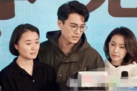 靳东高露举止亲密引争议，自然挽胳膊靠肩，两人都已婚被指不合适图片