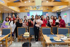 朱婷带队为龚翔宇庆生，郎平靠边举字祝福，领女排出征日本意大利图片