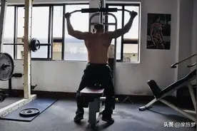 中年男子的健身房图片