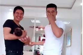 “冻龄爷爷”火了，抱孙子被误认成父子，和儿子站一起如同兄弟图片