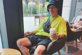 83岁爷爷一点不服老！前卫穿搭引发高度关注，一下帅成时尚博主图片