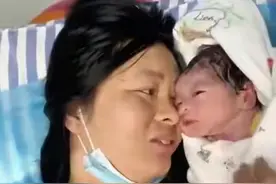 又一个忘了喝孟婆汤的宝宝？贵州新生儿宝宝主动向妈妈伸头贴脸图片