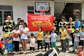 爱心人士为大鹏村校捐赠活动篮球架图片