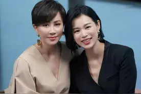 胡杏儿刘嘉玲合影，同是深V造型胡杏儿更霸气，生仨娃身材依旧棒图片