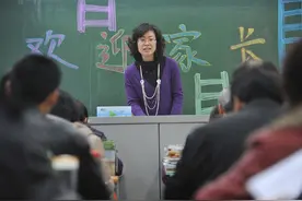 研究生哥哥给弟弟开家长会，看完成绩单脸都黑了，原来被父母坑了图片