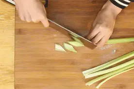 西芹核桃炒木耳，是道很好的修复健身菜谱，简单做法图片