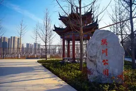 西安“小三亚”爆火！游客：1平米站了5个人图片