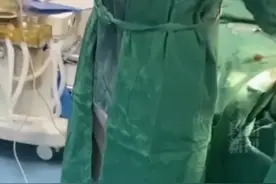 他裤子掉地却不自知，没人嘲笑！唯有敬意，瑞思拜图片