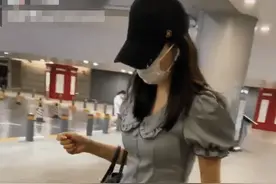 张雨绮穿收腹裙现身，弯腰绑鞋带那一瞬间，生过2娃的腰太真实图片