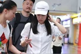 李念厉害了，白衬衫开了两个扣子，却不及发福的脸抢镜图片