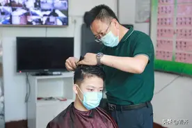 齐齐哈尔关注：暖心校长“跨界”秒变美发师图片