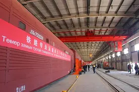 中国铁路首次！货车不换装直达乌兰巴托图片