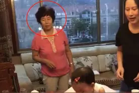 抓周仪式上，宝宝一把抓起的东西令奶奶瞬间黑脸，妈妈：没眼看图片