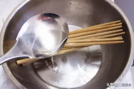吃饭的筷子要经常清洁，别光用洗洁精了，教您一招，干净又卫生图片