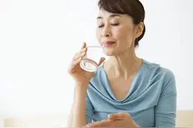 42岁男保姆：“我可以侍候你，给你安全感”，62岁阿姨：不需要了图片