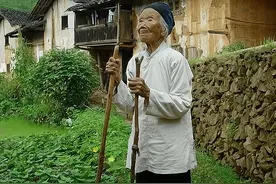 9岁嫁作童养媳，95岁孤苦离世，她用72年守望丈夫的一句等着我图片