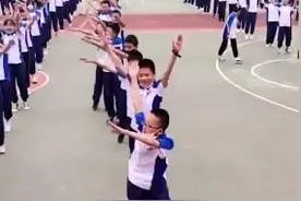 云南初一男生放飞式跳课间操 网友：确认过舞姿，是新一届舞王图片