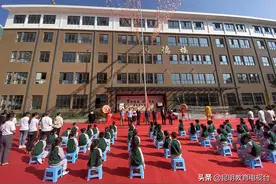昆明理工大学附属呈贡学校首届学生开学啦图片