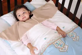 孩子睡觉用这两种睡姿，宝妈该反思了，孩子的缺爱问题有点严重图片