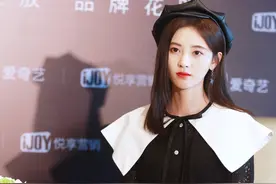 鞠婧祎日常穿搭十分简单，还经常素颜出镜图片