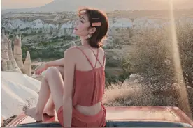 性感比基尼小姐姐热情似火，邀请你去吃麻辣烫，你会选择谁图片