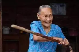 106岁奶奶隐姓埋名40年，无意露出双臂，惊动政府图片